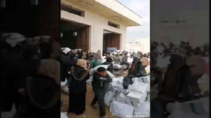 عاجل| الشعب السوري يقتحم مستودعات الإغاثة للحصول على الطعام (فيديو)