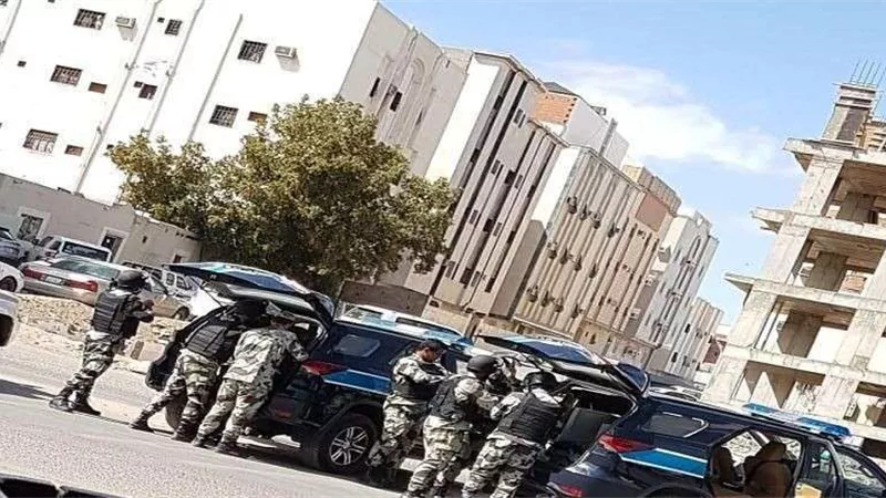 عاجل| عسكري مفصول من الخدمة يُطلق النار على دورية للأمن بوسط المدينة