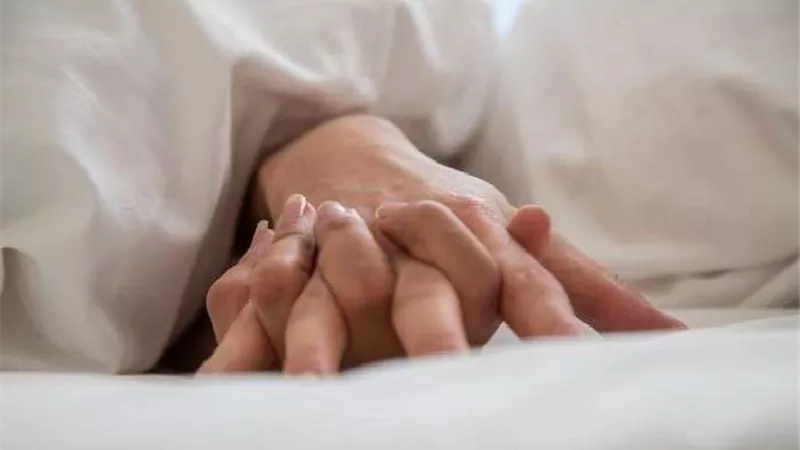 فيديو إباحي يفضح شابين بالكويت 