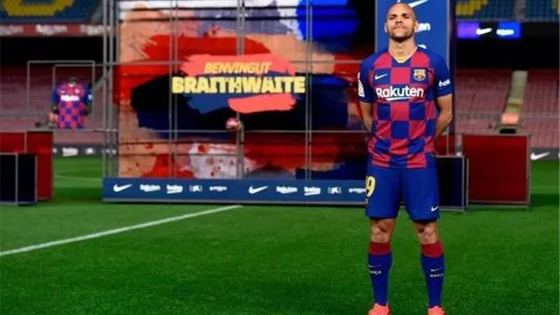 موقف محرج للاعب برشلونة أثناء تقديمه للجماهير (فيديو)