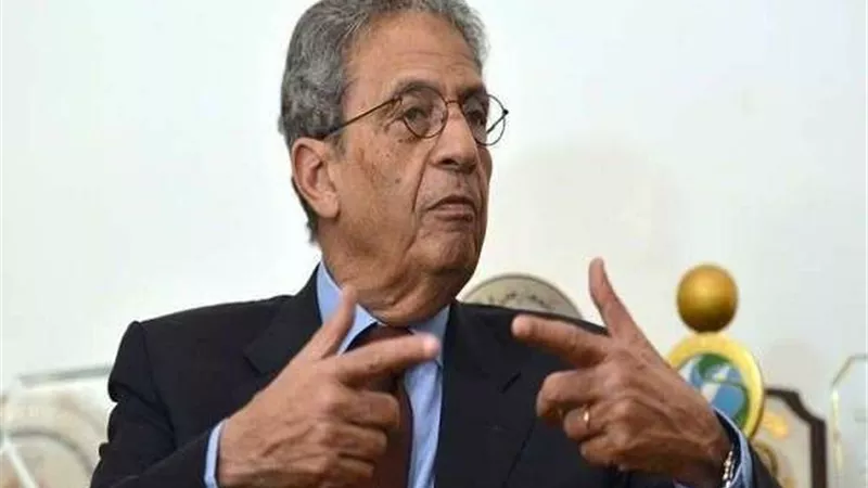 بعد عشرات السنوات.. عمرو موسى يكشف سر جلوسه خلف مبارك في 