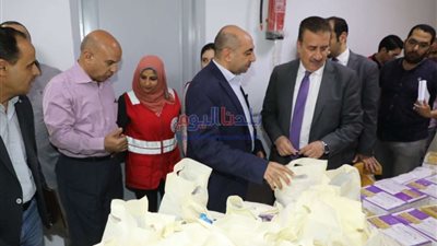 محافظ المنوفية يوزع كحك العيد والهدايا العينية على الأيتام