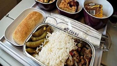 خارج التوقعات.. أين يذهب بقايا طعام الطائرات؟
