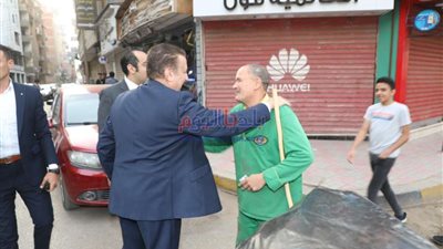 عقب صلاة عيد الفطر.. محافظ المنوفية يوزع العيدية على عمال النظافة بالشوارع