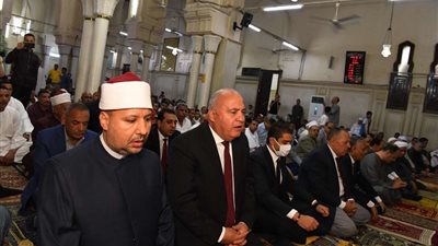 وسط أجواء احتفالية.. الآلاف يؤدون صلاة عيد الفطر بمساجد الوادي الجديد