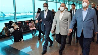 وزير الطيران يتفقد مطار القاهرة لمتابعة انتظام التشغيل وتهنئة العاملين والمسافرين بعيد الفطر