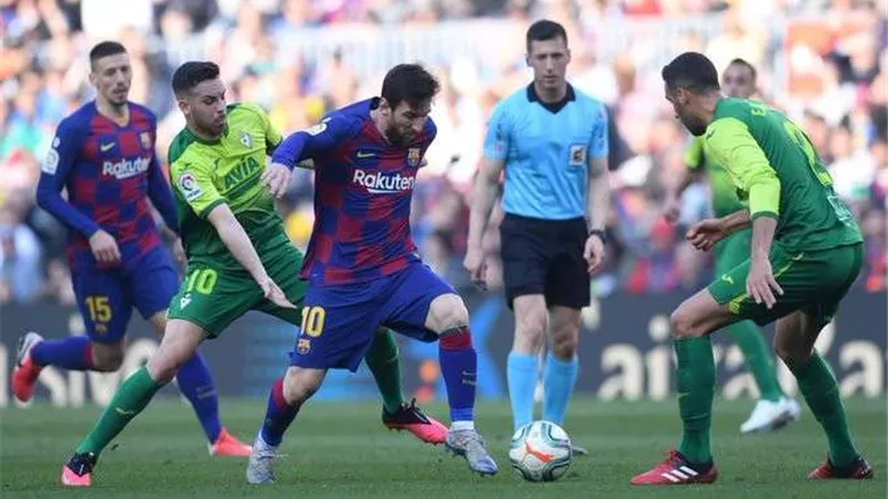 مدرب برشلونة يشيد بميسي وبرايثويت بعد الفوز الكاسح على إيبار