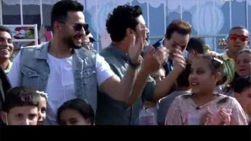 حكيم وحماده هلال يشاركان حفل عيد الفطر مع أبناء الشهداء.. فيديو