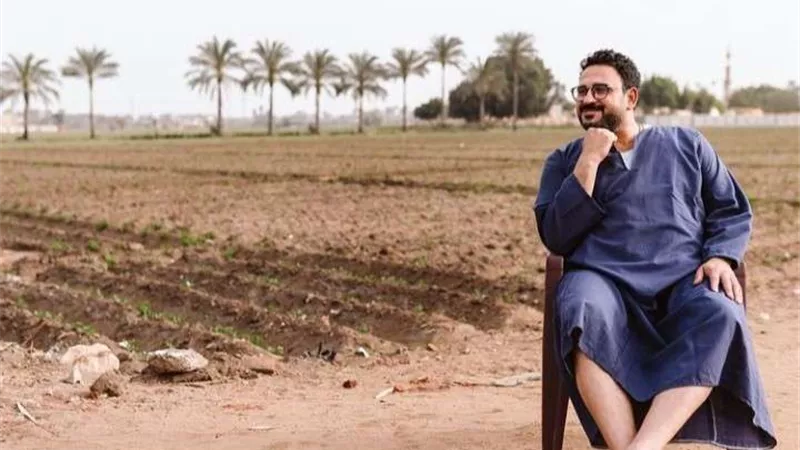 بالجلابيه.. أكرم حسني يهنئ متابعينة بحلول عيد الفطر بطريقته الخاصة