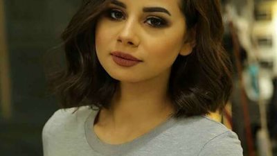 منة عرفة تفاجئ جمهورها بالأبيض