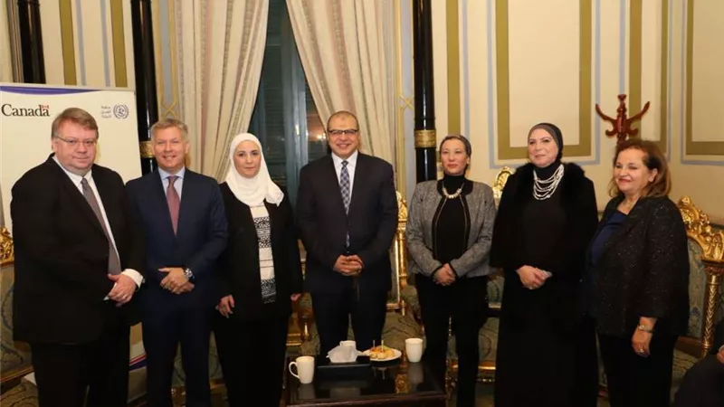 سعفان يهدي درع القوي العاملة لـ 