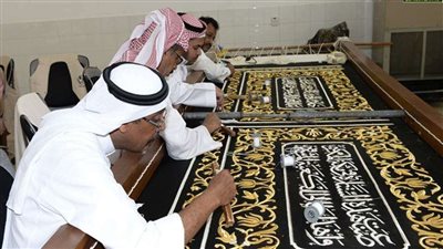 وزير السياحة يتسلم قطعة من كسوة الكعبة لمتحف العاصمة الجديدة