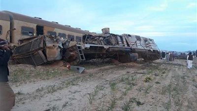 أهالي مطروح يقدمون المساعدات للمصابين في حادث انقلاب القطار (فيديو)