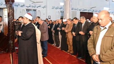 وزير الأوقاف ومحافظ الشرقية يؤديان صلاة الجمعة بمركز ههيا