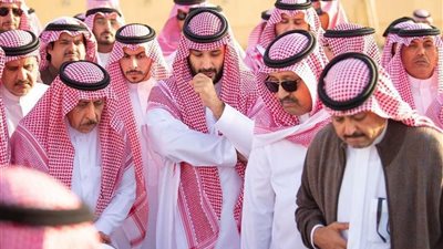 شاهد.. ولي العهد السعودي يكفكف دمعه