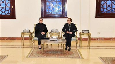 انتصار السيسي تقدم واجب العزاء في وفاة الرئيس الأسبق حسني مبارك (صور)