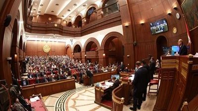موظفو البرلمان يؤدون صلاة الغائب على أرواح شهداء القوات المسلحة