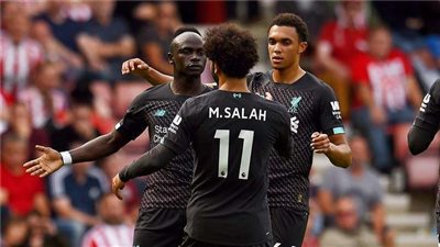 نجم إنجلترا السابق: محمد صلاح وماني اختفيا في لقاء توتنهام أمس