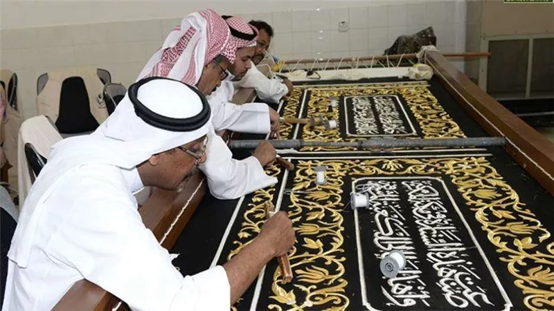 وزير السياحة يتسلم قطعة من كسوة الكعبة لمتحف العاصمة الجديدة