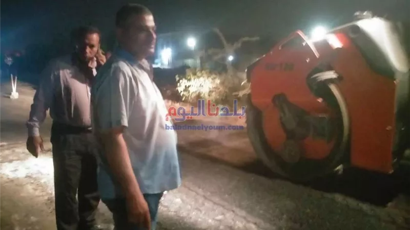رئيس مدينة أشمون يتابع استكمال رصف طريق 23 أشمون كفر السيد سمادون