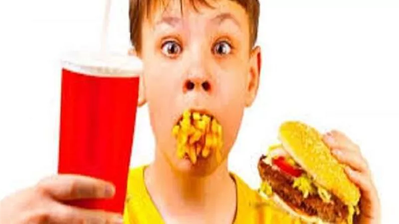 هل تشكل الأكلات السريعة خطرا على الأطفال؟