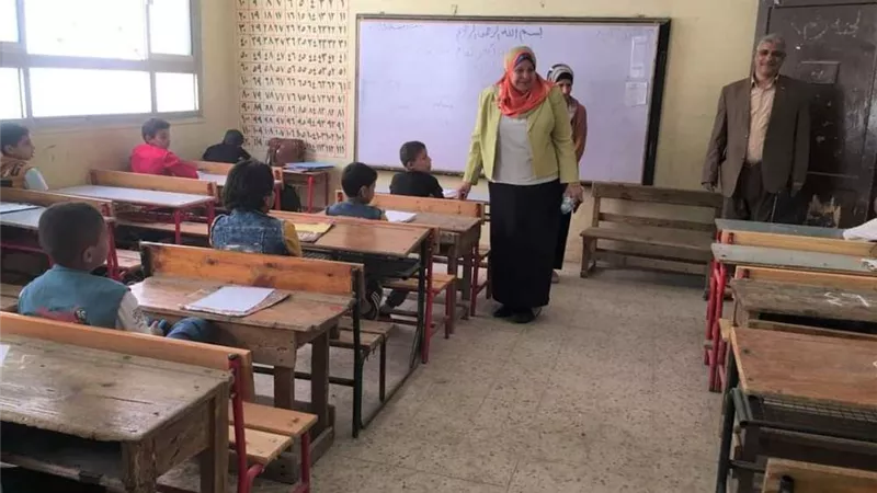 مدير تعليم المنوفية تتفقد امتحانات النقل ببعض مدارس إدارتي منوف والسادات