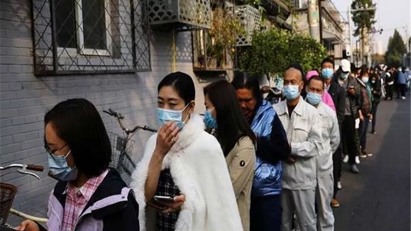 الصين تسجل 415 إصابة جديدة بفيروس كورونا المستجد