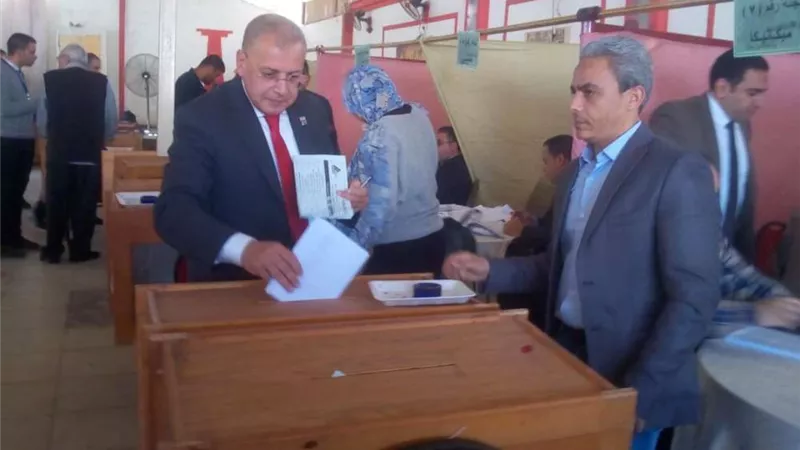 بالصور.. نقيب المهندسين بالقليوبية يدلي بصوته في انتخابات التجديد النصفي