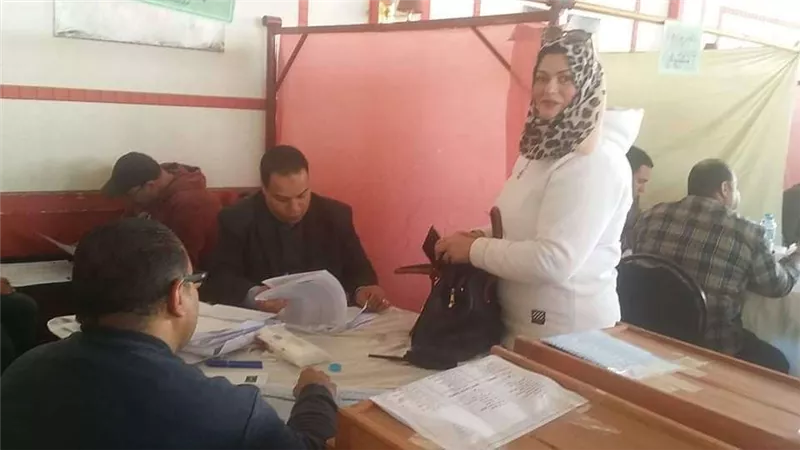 رئيس مدينة قها تدلي بصوتها في انتخابات التجديد النصفي لنقابة المهندسين بالقليوبية
