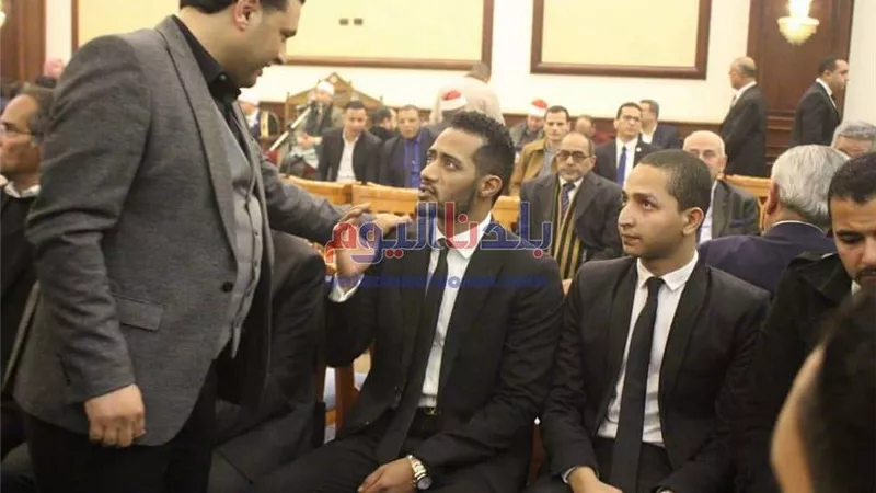 بسبب السيلفي.. سقوط أخلاقي لمحمد رمضان في عزاء مبارك (صور)