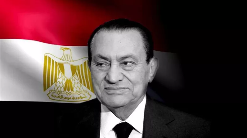 ضحكات وسيلفي.. أبرز مشاهد عزاء الرئيس الأسبق حسني مبارك (صور)