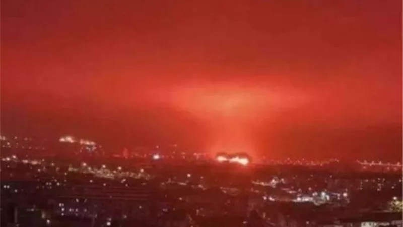 ليلة حمراء في الصين..   السماء تصطبغ باللون الأحمروالسكان في ذعر