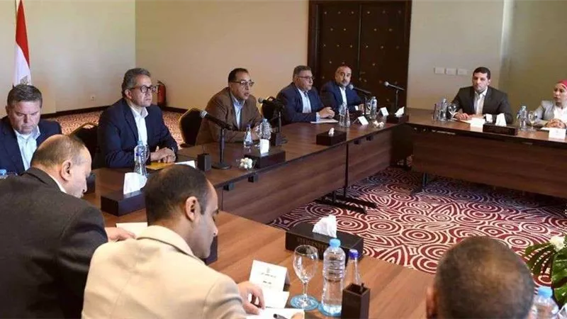 رئيس الوزراء يلتقي عددا من المستثمرين في قطاع السياحة بالغردقة