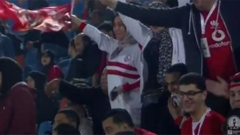 مشجعة بقميص الزمالك في مدرجات الأهلي أمام صن داونز