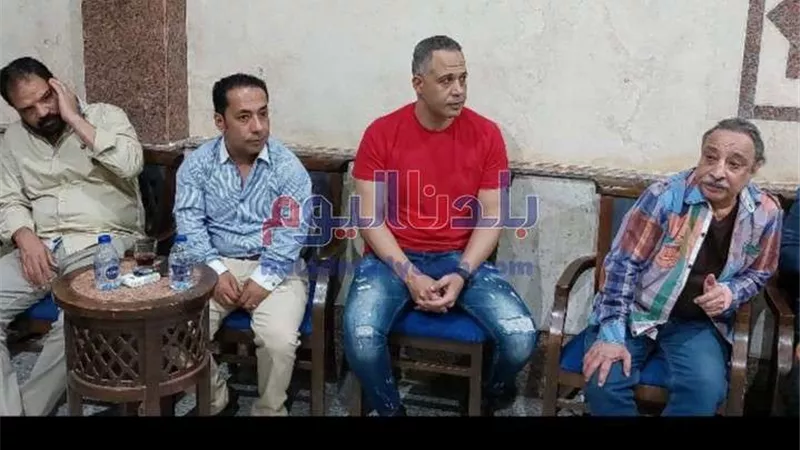 بالصور..  نجوم الفن  يحضرون عزاء والد الفنان محسن منصور