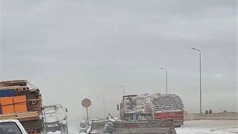 تكدسات مرورية أعلى الطريق الدائري بسبب سقوط حمولة أسمنت
