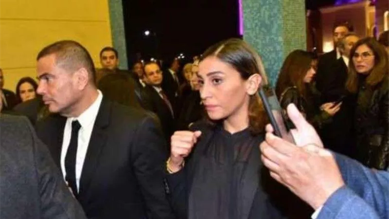 شاهد.. مشاجرة بين حُراس عمرو دياب ومعجب داخل عزاء مبارك