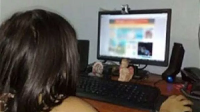 ضبط فتاة أجنبية بالجيزة تروج لنفسها لممارسة الدعارة