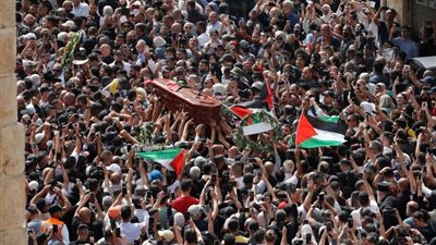 وصول جثمان شيرين أبو عاقلة إلى مقبرة جبل صهيون في القدس المحتلة (فيديو)