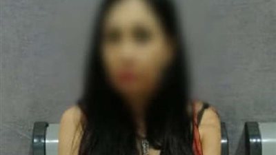 لشكه في إصابتها بكورونا.. رجل يحبس زوجته في حمام منزلهما
