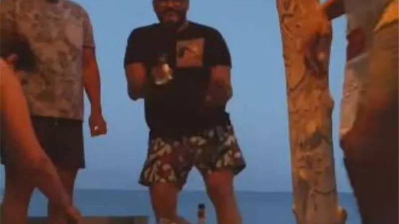 أنا ليه مش معزوم ..  أحمد حلمي يرد على أكرم حسني (فيديو)