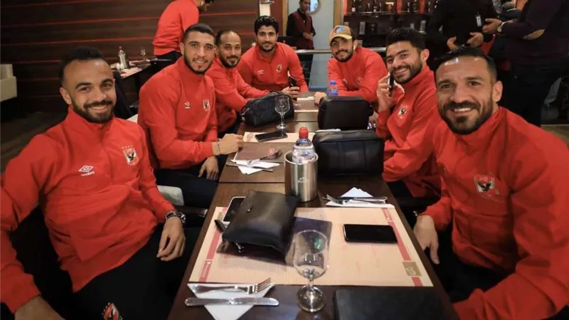نجوم الأهلي في مطار القاهرة قبل السفر لجنوب أفريقيا