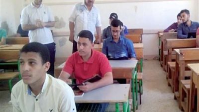 طلاب الصف الأول الثانوي يؤدون امتحان الجغرافيا ورقيا