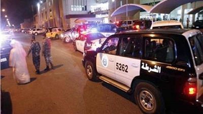 شاب يطارد فتاة ويمزق ملابسها أمام المارة