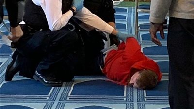 حادثة مفزعة.. طعن إمام جامع أثناء أداء صلاة الجمعة