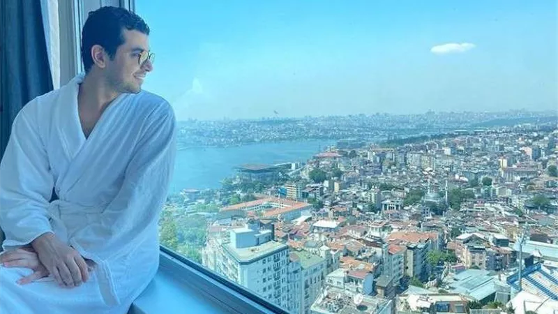 لما ربنا يكرمك كرم محمد كريم.. محمد أنور مازحا