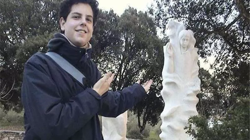 الكنيسة تحذر من تقبيل أصابع تمثال السيد المسيح لهذا السبب