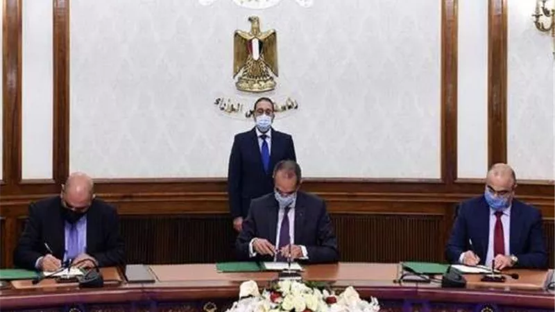 رئيس الوزراء.. يبحث تعزيز التعاون مع الإمارات والأردن في قطاع الصناعة