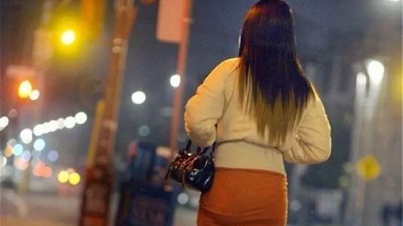 مواطن يهتك عرض فتاة أمام المارة.. مشهد كارثي