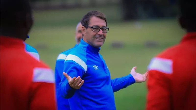 محاضرة للاعبي الأهلي قبل التحرك لاستاد لوكاس موريبي